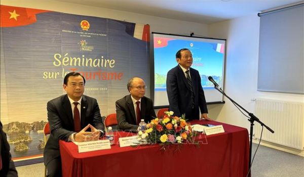 Herr Nguyễn Văn Hùng, Minister für Kultur, Sport und Tourismus, beantwortet Fragen von Vertretern französischer Reisebüros