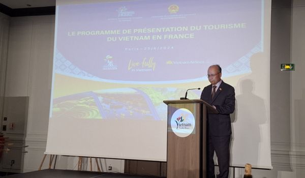 Herr Nguyễn Trùng Khánh, Direktor des Vietnam National Tourism Office, hält die Eröffnungsrede des Programms